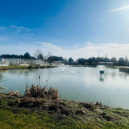 Lakeside Escape With Hot Tub York Exterior foto