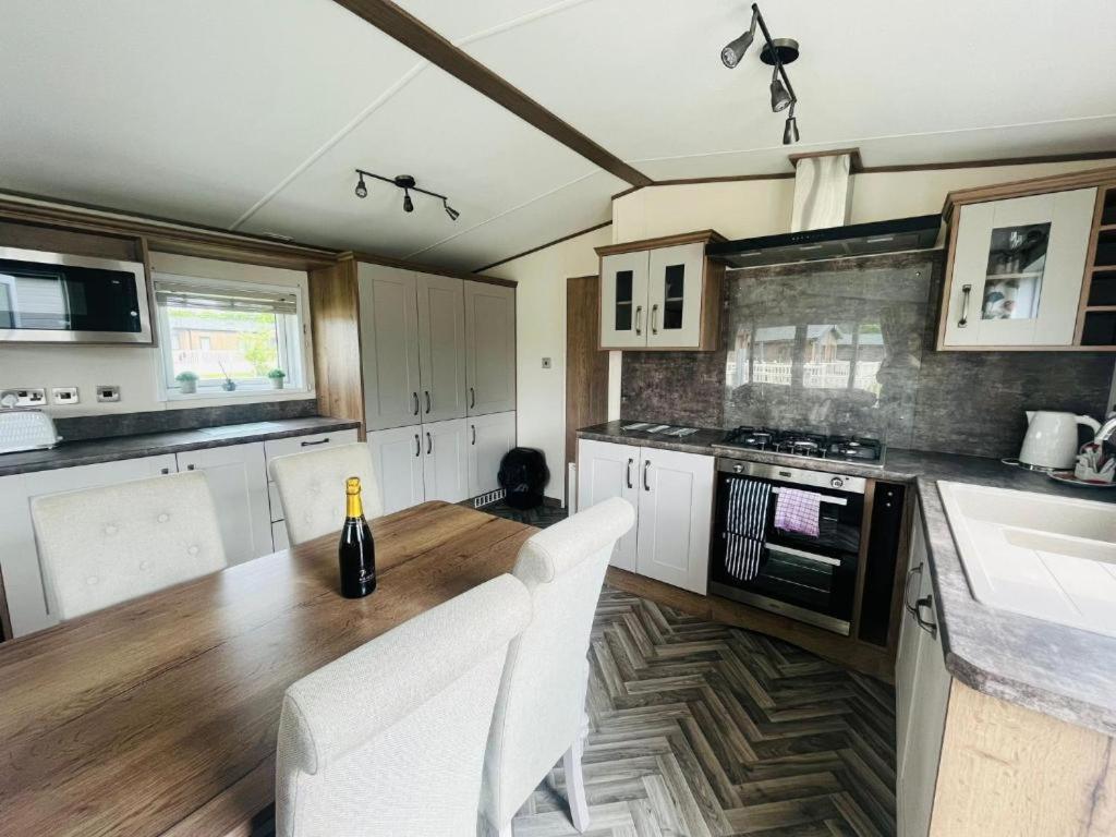 Lakeside Escape With Hot Tub York Exterior foto