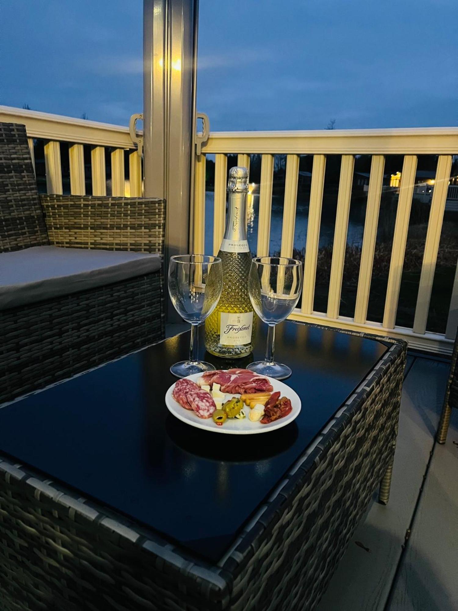 Lakeside Escape With Hot Tub York Exterior foto
